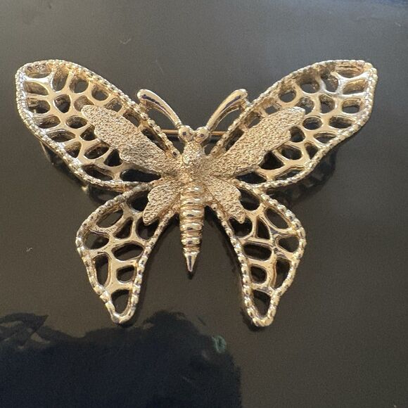 Vintage Signed Sarah Coventry Gold Tone" Madame Butterfly" Pin Brooch - Picture 2 of 4